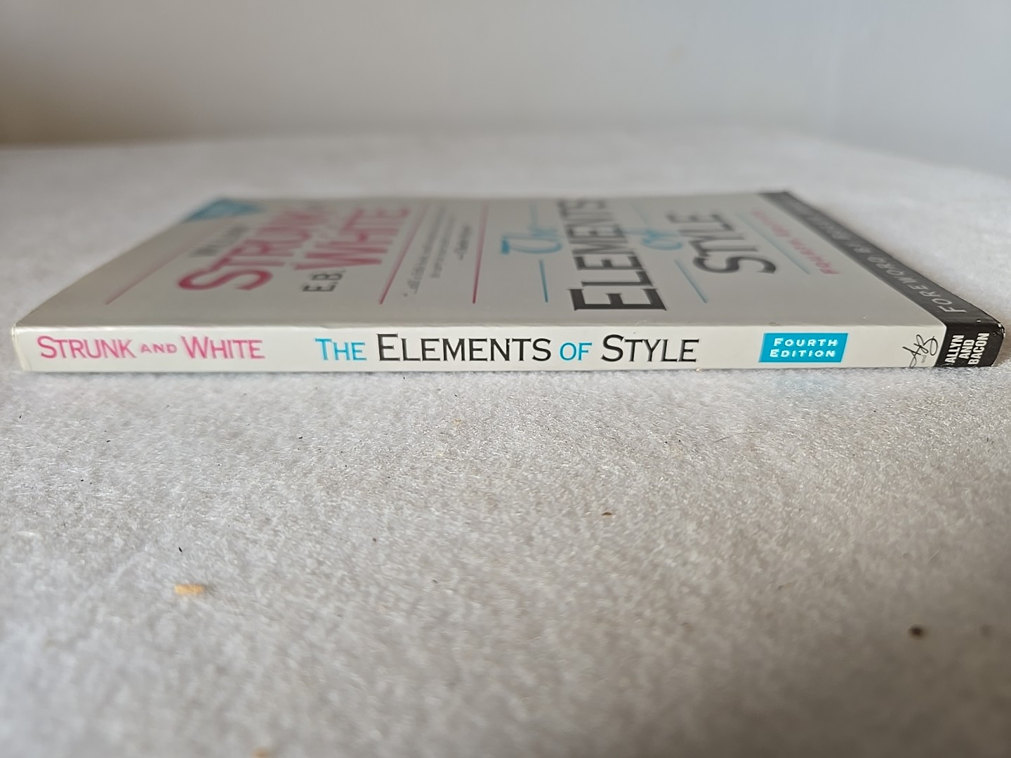 Elements of Style by Strunk, William and White, E. B., Paperback