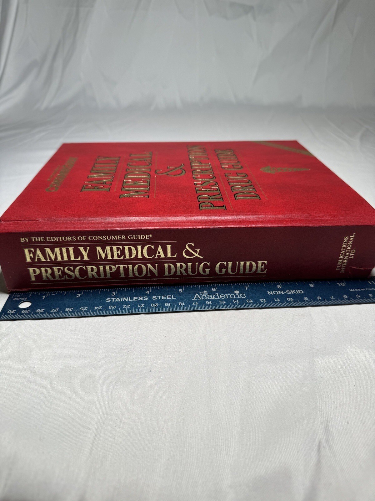 Family Medical & Prescription Drug Guide – Consumers Guide 848 Pages 1993