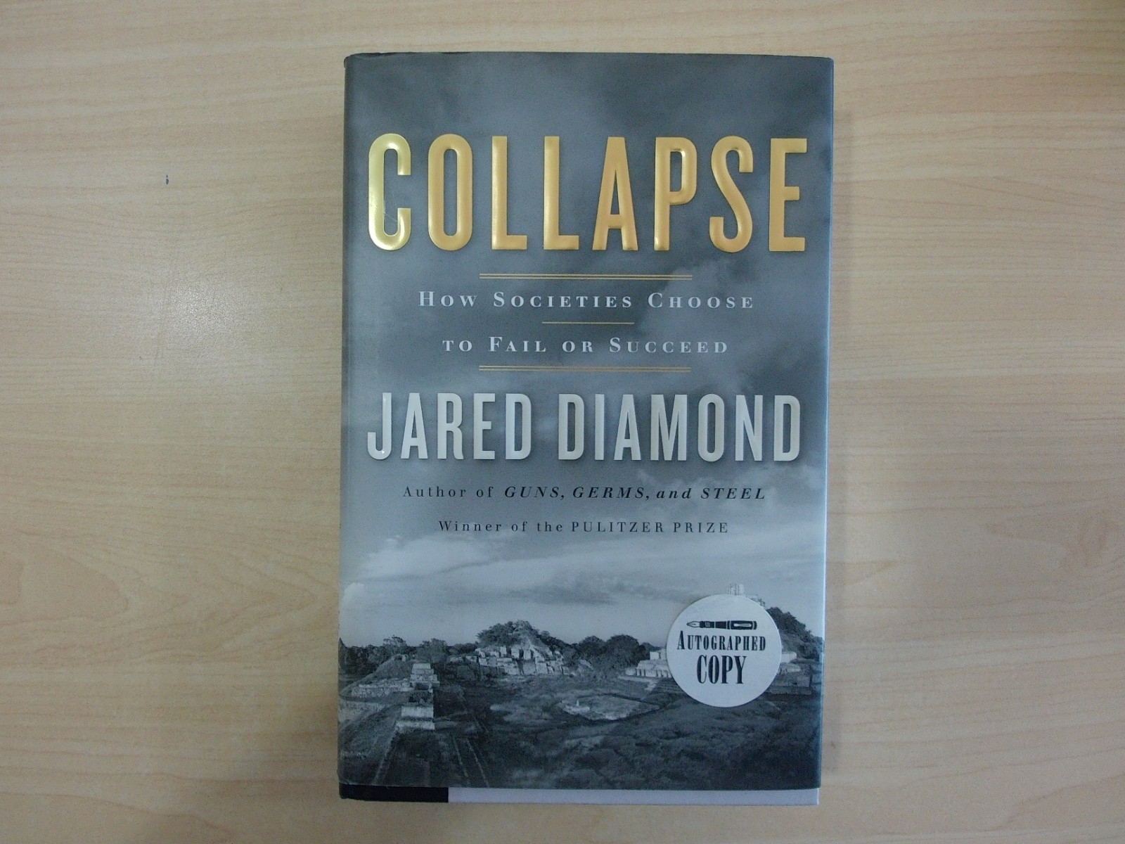 SIGNED Collapse : How Societies Choose to Fail or Succeed – Jared M. Diamond