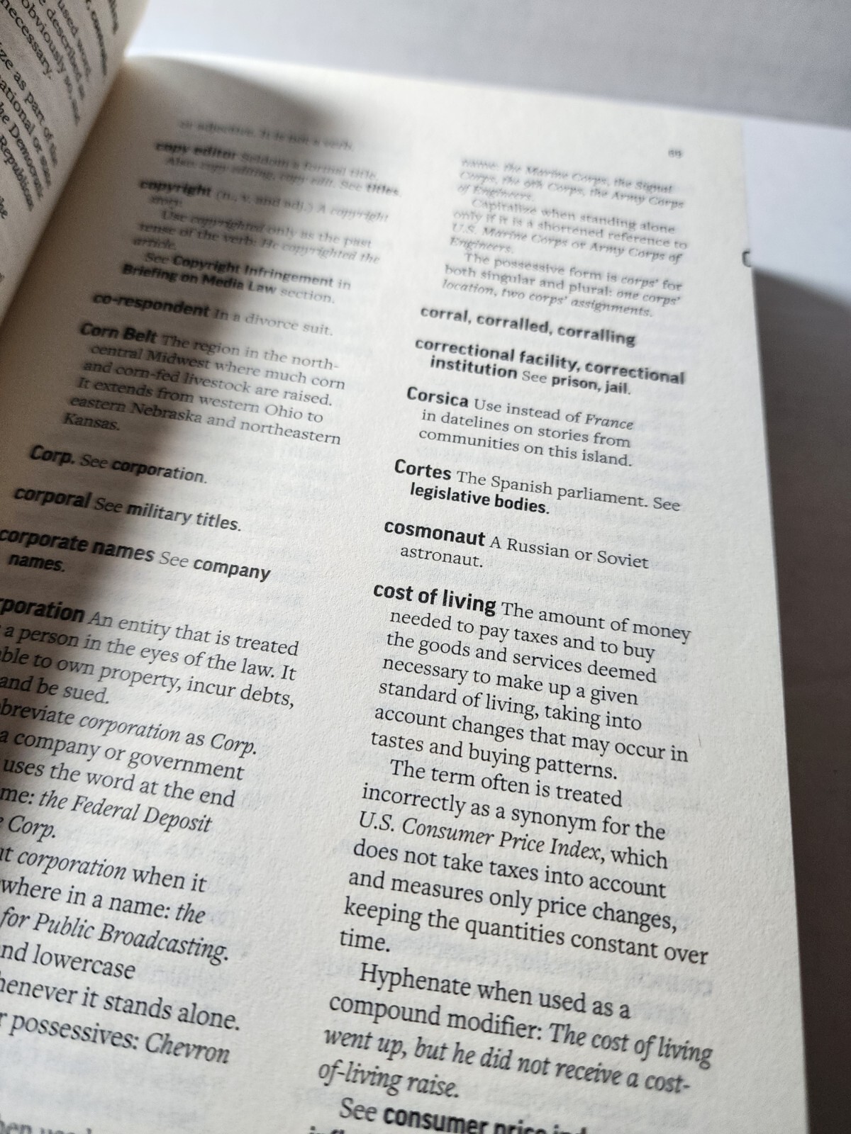 The Associated Press Stylebook 2019, Paperback ISBN 978-1-5416-9989-2